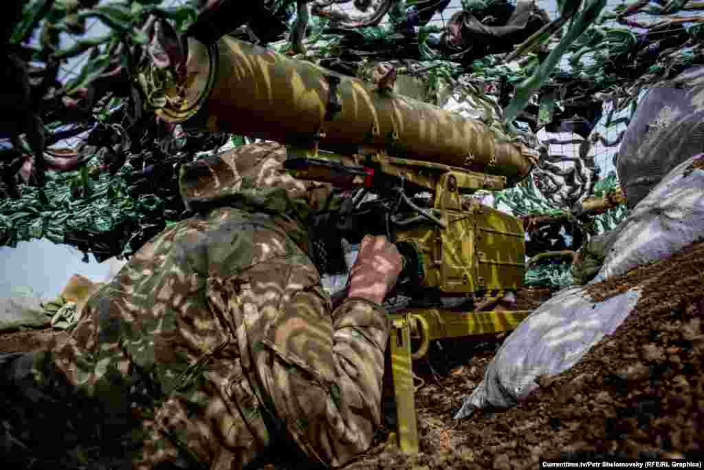 Боец украинского батальона "Азов" направляет противотанковую ракету в сторону противника вблизи села Широкино в Донецкой области. 18 апреля 2015