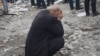 Житель города Диярбакыр на юго-востоке Турции во время поиска выживших в землетрясении 6 февраля 2023 года.&nbsp;На юго-востоке Турции в провинции Кахраманмараш <a href="https://d1m1g85jifnrh4.cloudfront.net/a/v-turtsii-proizoshlo-moschnoe-zemletryasenie/32257118.html" target="_self">произошло землетрясение</a> магнитудой 7,8 балла. Толчки ощущались в соседних странах. Рухнули тысячи зданий