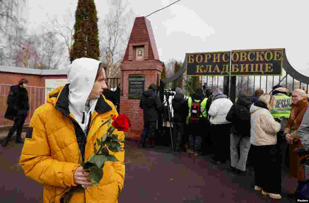 Вдова оппозиционера Юлия Навальная опубликовала прощальное слово, в котором поблагодарила Алексея Навального за "26 лет абсолютного счастья". "Леша, спасибо тебе за 26 лет абсолютного счастья. Да, даже за три последних года счастья. За любовь, за то, что всегда поддерживал, за то, что смешил даже из тюрьмы, за то, что ты обо мне всегда думал. Я не знаю, как жить без тебя, но я постараюсь так, чтобы ты там, наверху, радовался за меня и гордился мной. Я не знаю, справлюсь или нет, но я буду стараться", – написала она.