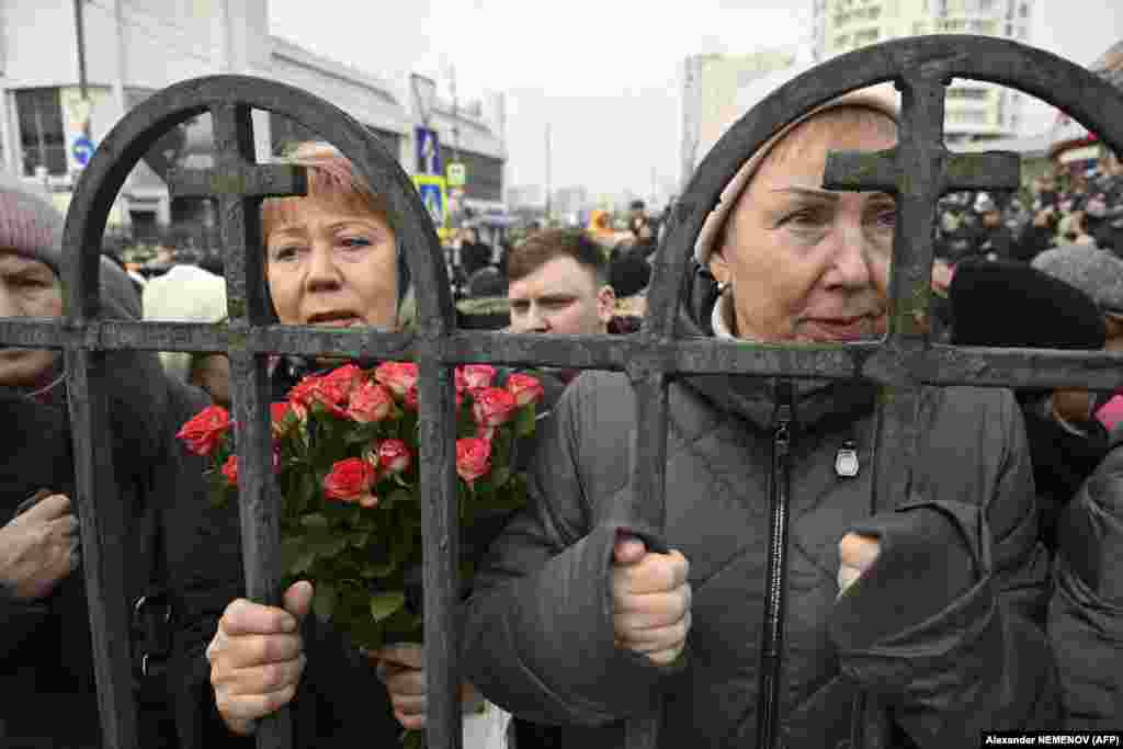 Очередь из желающих проститься с Алексеем Навальным растянулась на два километра. На пути от метро "Марьино" до храма и кладбища, по которому направлялась процессия людей, пришедших проститься с Навальным, силовики установили коридор из металлических ограждений. Ограждения также стояли вдоль тротуаров на Братеевском мосту, на обоих берегах Москвы-реки работали силовики, которые проверяли документы и личные вещи прохожих
