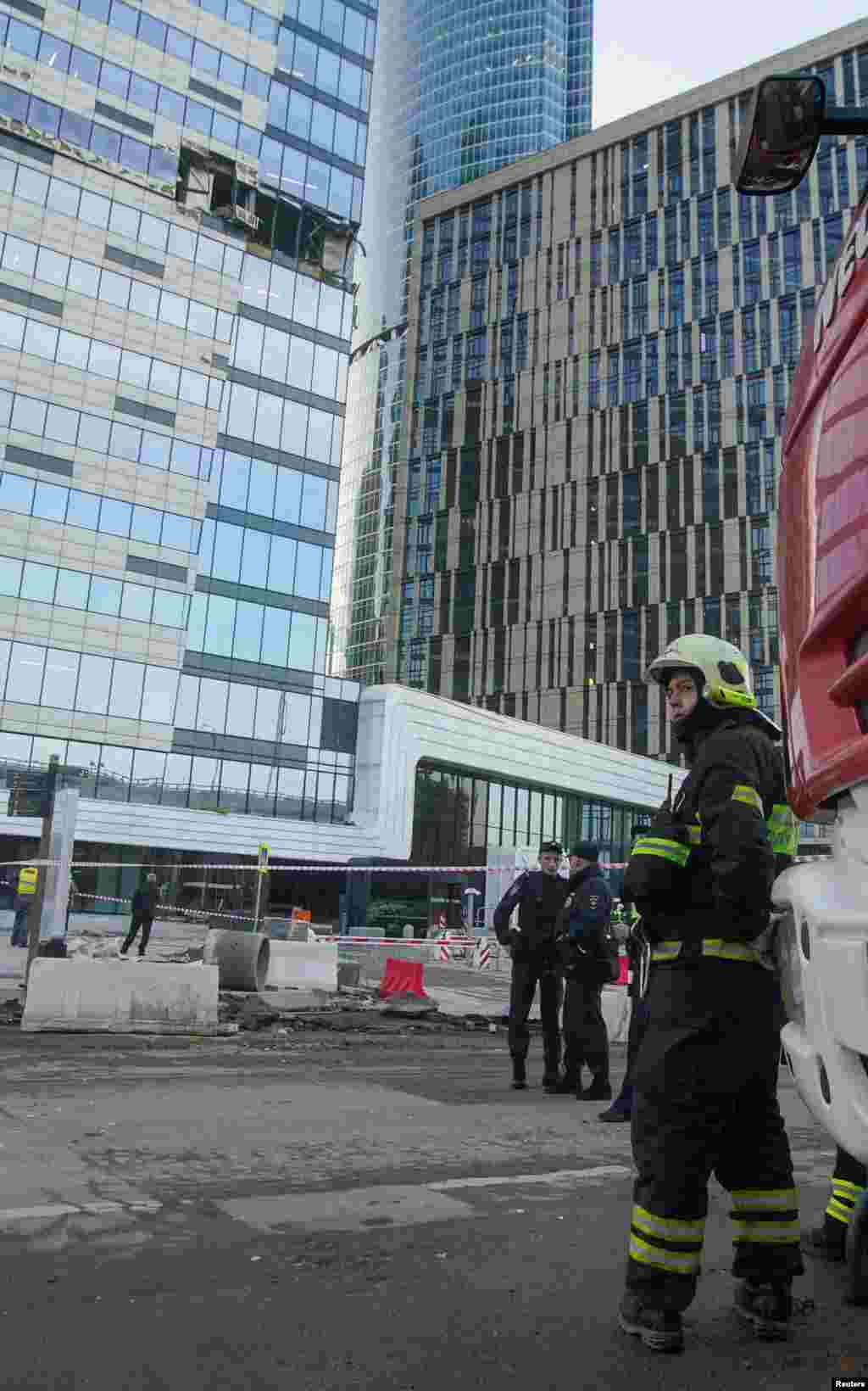 В 50-этажном здании "IQ-квартал" в "Москва-сити" произошел взрыв. Там расположены офисы Минэкономразвития, Минпромторга, Минцифры, а также Федеральное агентство по делам национальностей, Росаккредитация и Росстандарт. Людей из башни "IQ-квартала" после взрыва эвакуировали