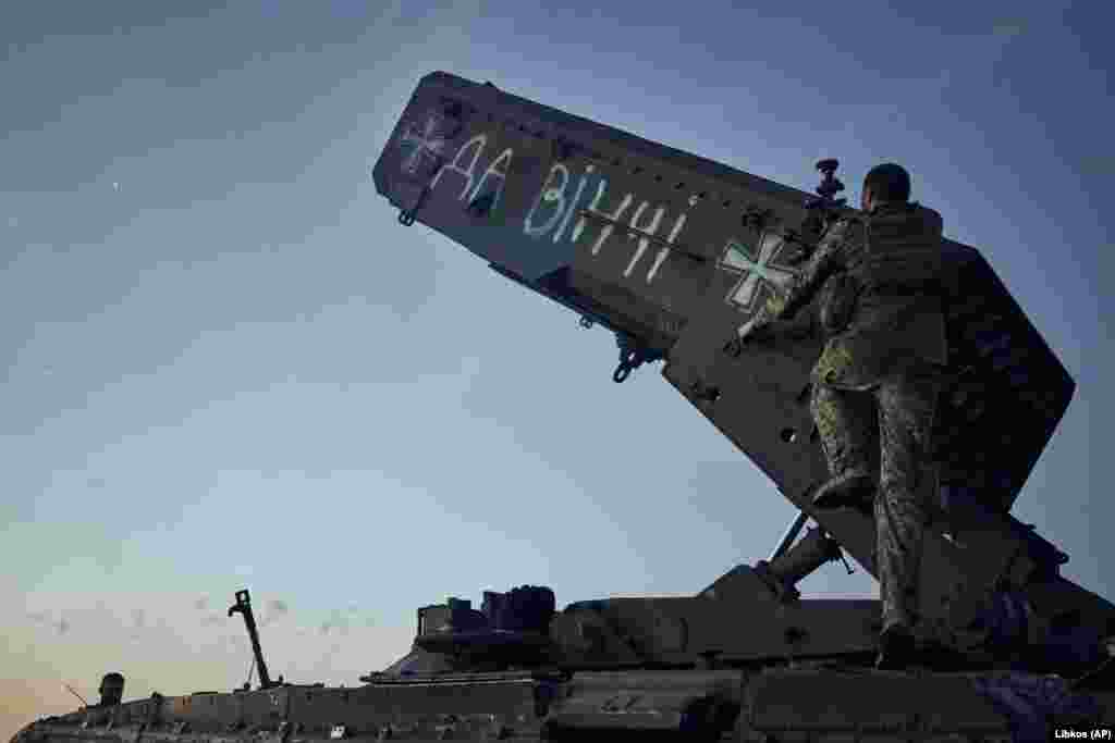 Украинский военный готовит трофейную технику к бою. На установке написано "Да Винчи" в честь погибшего в бою командира батальона Дмитрия Коцюбайло
