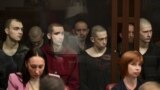 За стеклом заключенные украинские граждане в суде в Ростове-на-Дону, большинство из них военнопленные, бойцы полка "Азов". Россия, Ростов-на-Дону, 14 июня 2023 года