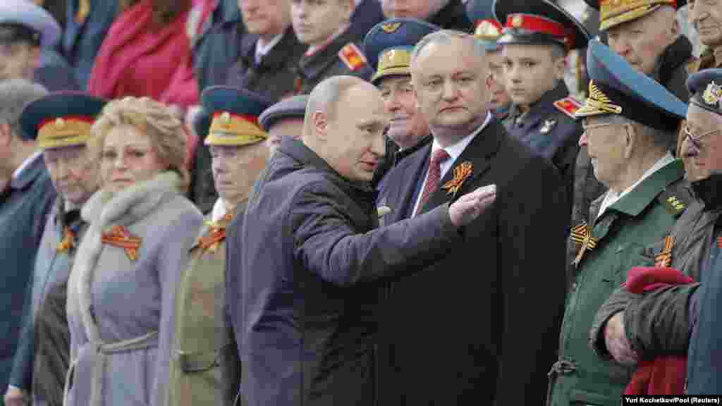 В 2017 году в качестве зарубежного гостя в Москву приехал только тогдашний лидер Молдовы Игорь Додон. В этом году президент России не направил поздравления с Днем Победы лидерам Молдовы и Грузии – он направил лишь "поздравительные послания" народам этих стран