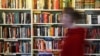 В Петербурге сотрудники прокуратуры провели проверку в книжном магазине "Подписные издания" и изъяли книги с "ЛГБТ-идеологией"