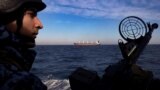 Украинский патрульный катер в Черном море, вдалеке – гражданское грузовое судно. Февраль 2024 года