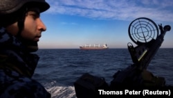 Украинский патрульный катер в Черном море, вдалеке – гражданское грузовое судно. Февраль 2024 года