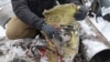 Представитель Прокуратуры Украины показывает части ракеты, которая, по мнению украинской стороны, была произведена в Северной Корее. обломки ракеты были обнаружены после обстрела Харькова 6 января 2024 года
