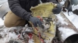 Представитель Прокуратуры Украины показывает части ракеты, которая, по мнению украинской стороны, была произведена в Северной Корее. обломки ракеты были обнаружены после обстрела Харькова 6 января 2024 года