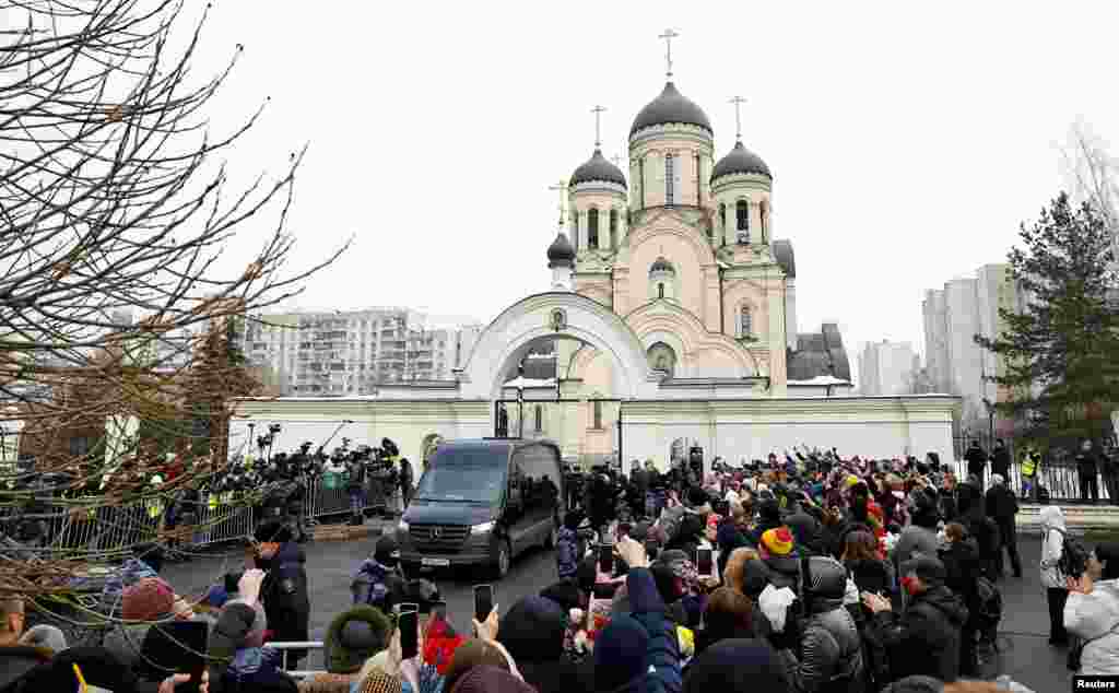 Проститься с Алексеем Навальным пришли тысячи людей, они стоят в очередях на улицах и во дворах на подходах к храму. Пришедшие люди скандировали лозунги: "Нет войне", "Не забудем", "Не простим", "Ты не боялся, и мы не боимся", "Путин – убийца" и "Россия без Путина". Проститься с Алексеем Навальным приехали бывший мэр Екатеринбурга Евгений Ройзман, а также Борис Надеждин и Екатерина Дунцова, пытавшиеся зарегистрироваться в качестве антивоенных кандидатов на выборах президента России. В Марьино прибыла посол США Линн Трейси, а также послы Германии и Франции