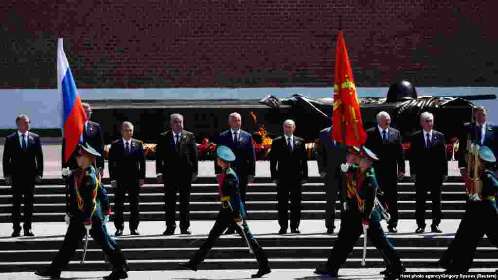 В 2020 году в России отмечали 75-ю годовщину Дня Победы, но из-за эпидемии коронавируса парад перенесли с 9 мая на 24 июня. На него в Москву приехали лидеры Беларуси, Казахстана, Кыргызстана, Сербии, Молдовы, Узбекистана, Таджикистана, а также непризнанных сепаратистских регионов Грузии Абхазии и Южной Осетии. 