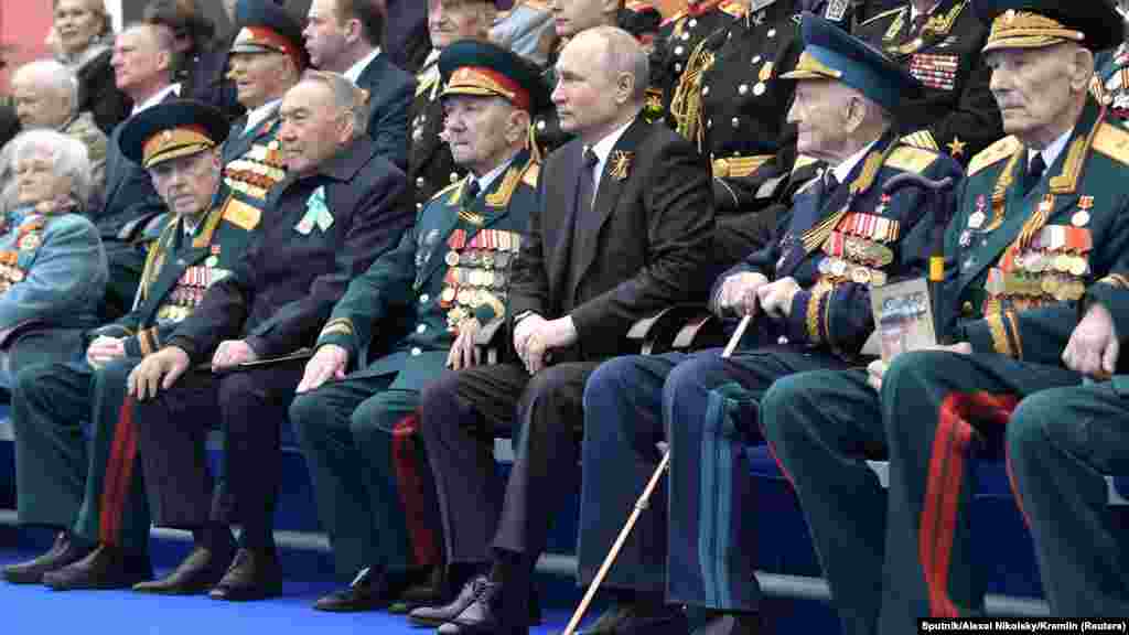 В 2019 году на параде в Москве присутствовал Нурсултан Назарбаев. На тот момент он уже сложил полномочия президента Казахстана 