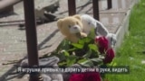 Жители Сум несут цветы и игрушки к месту, где два ребенка погибли от ракетного удара РФ: "Здесь страшно находиться, но мы живем"