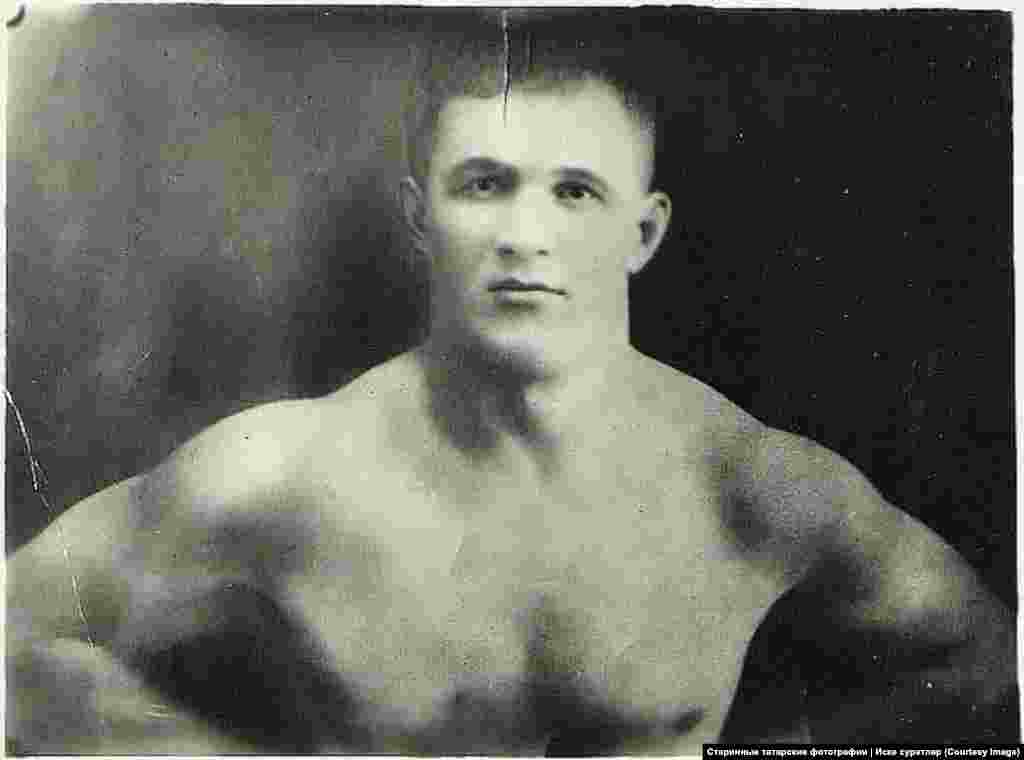 Двукратный чемпион мира по вольной борьбе Мусин Джалял (1903-1975). Он родился в татарской деревне Шубино, Нижегородской области. Фото без даты