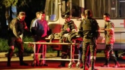 Раненого военного из "Азовстали" забирают на автобусе, 16 мая 2022