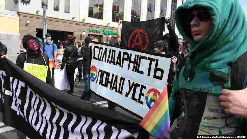 Двое полицейских получили легкие травмы