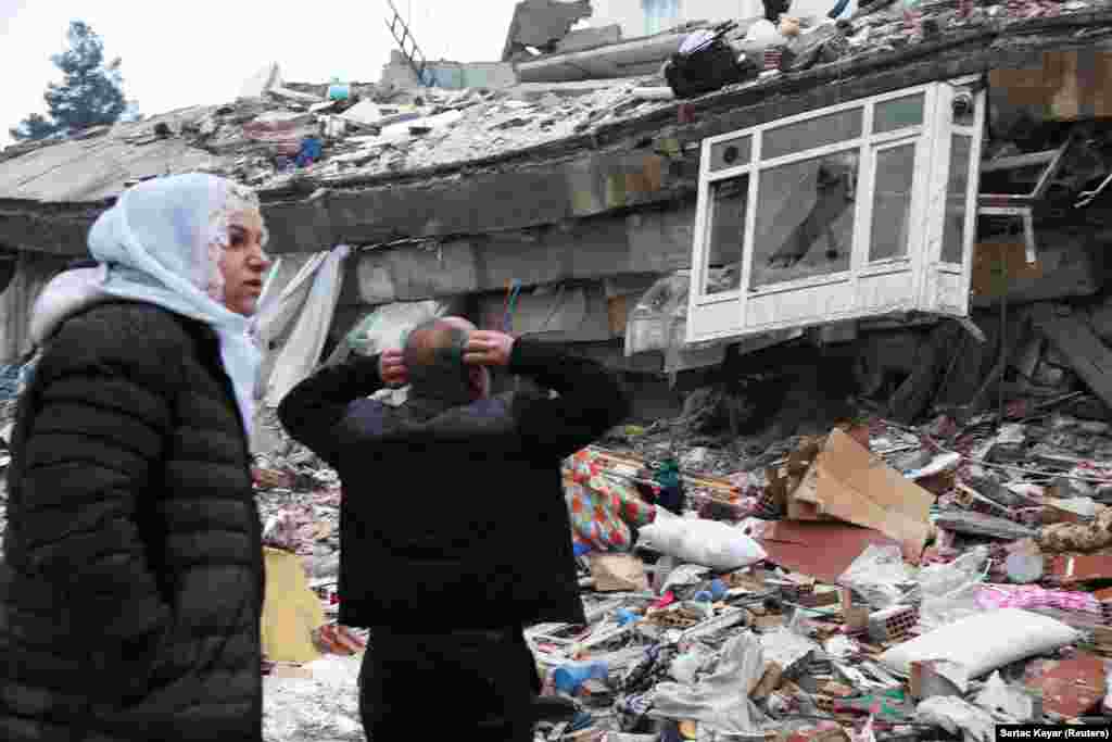 Более 3400 зданий Турции разрушены. Землетрясение стало самым крупным бедствием в истории Турции с момента Эрзинджанского в 1939 году. На фото – последствия разрушений в турецком городе Диярбакыр. Здесь во время землетрясения обрушилось восьмиэтажное здание