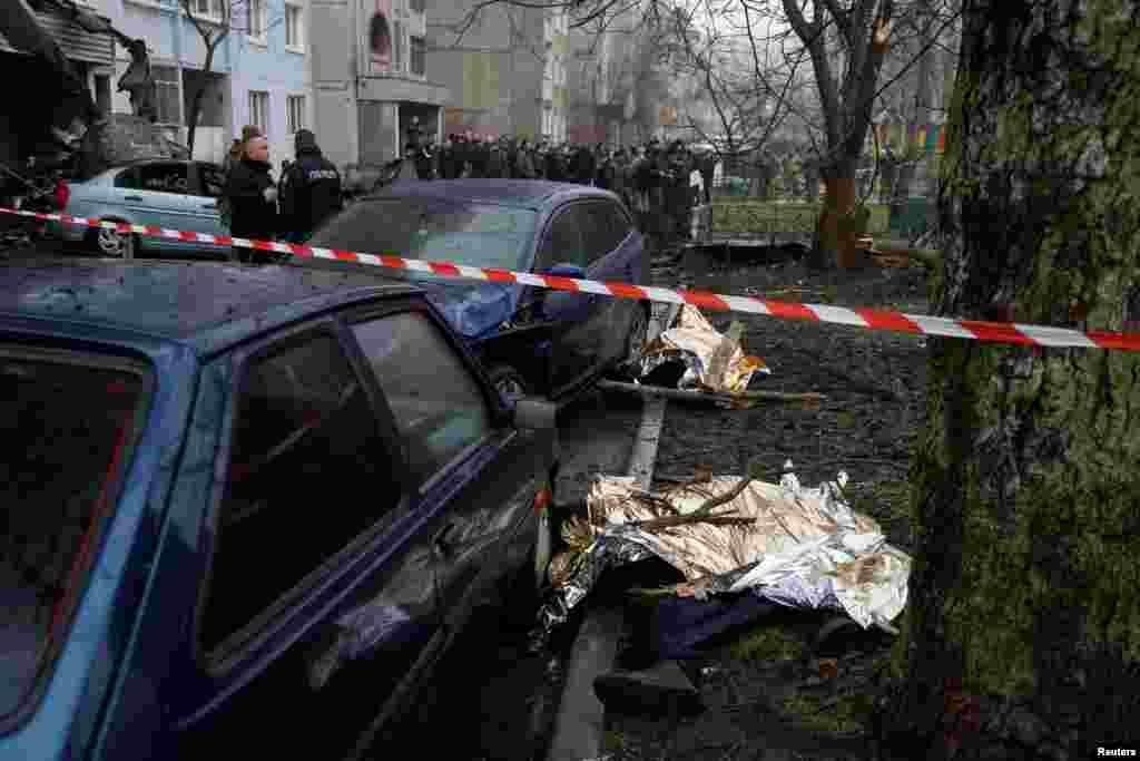 Кроме тех, кто был в вертолете, погиб также ребенок, который находился на территории детского сада "Родничок". Еще несколько детей были ранены