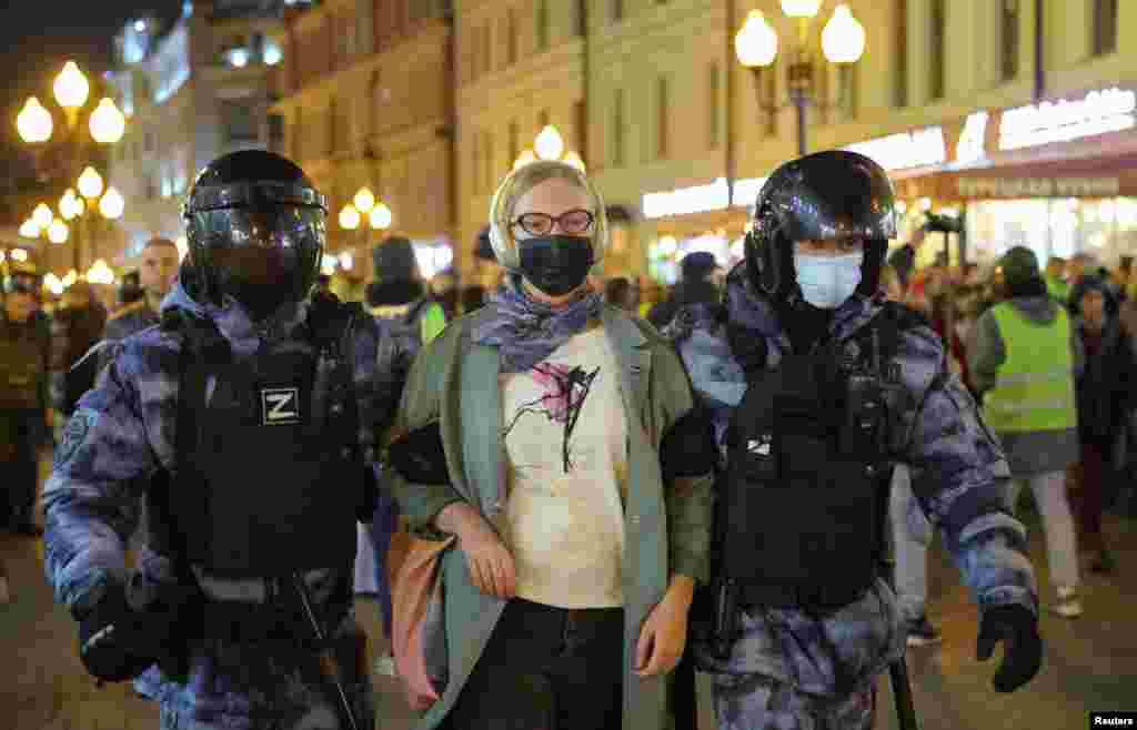 В Москве некоторых участников митинга задерживают, некоторых просто просят уйти. Каким образом принимается решение о задержании или просьбе – неизвестно