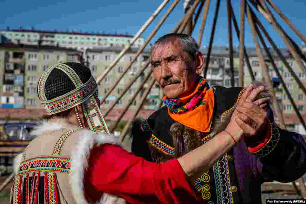 Нганасаны – самая северная народность в Евразии. Число нганасанов не превышает 900 человек. В основном они занимаются оленеводством и охотой. Название народности в переводе означает "товарищ". На фото – пара в нганасанских костюмах танцует медленный танец