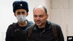 Российский оппозиционер Владимир Кара-Мурза в суде в Москве, февраль 2023 года