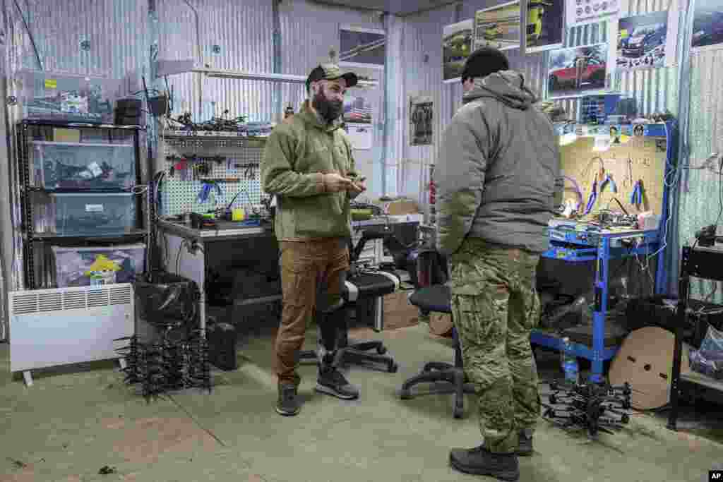 Павел Романовский возглавляет команду, которая занимается дронами в Харьковской области. За время войны Романовский потерял ногу. 