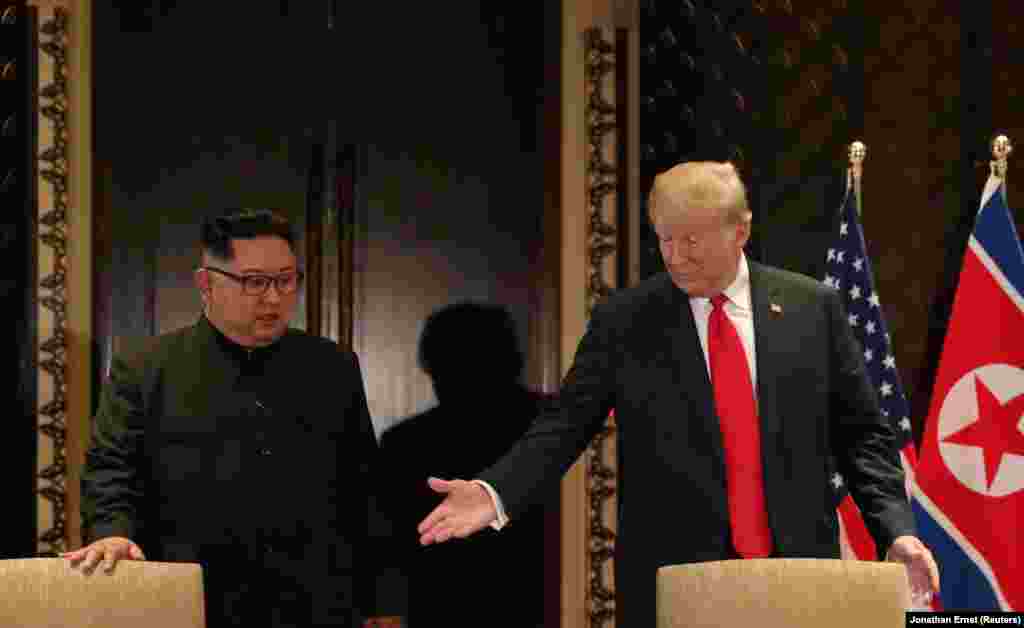 Дональд Трамп и Ким Чен Ын перед подписанием совместного документа