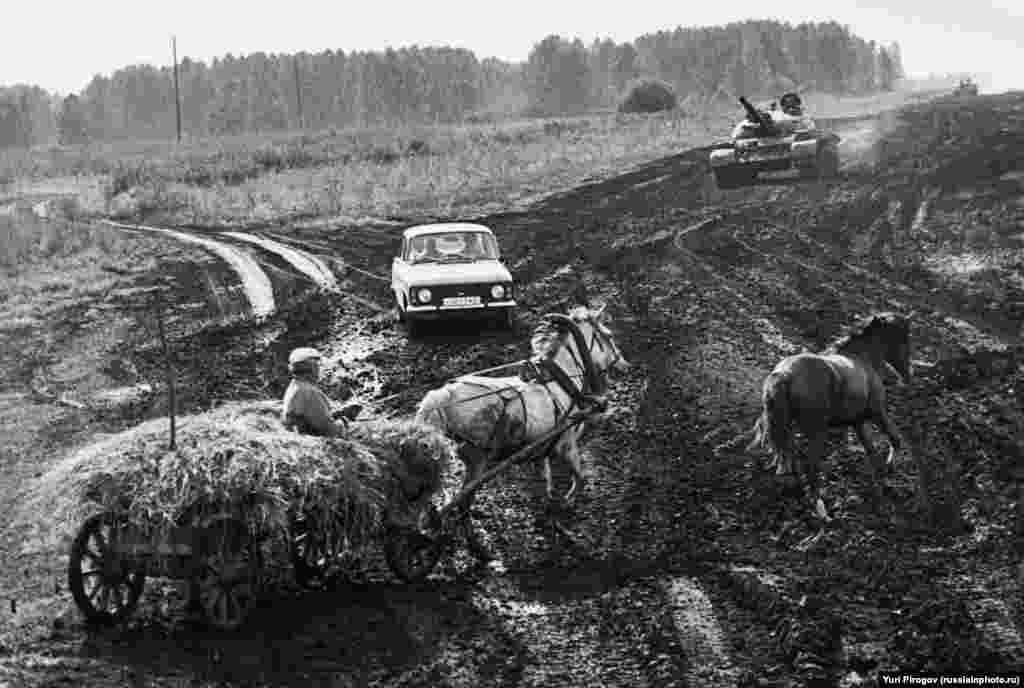 Российские перекрестки в 1991 году. Когда фотография появилась в российских социальных сетях, один из комментаторов заметил: “Не хватает только медведя”