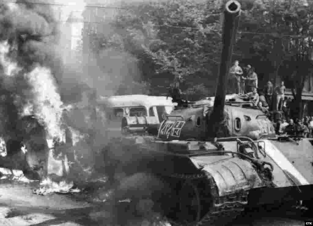 На боевую технику, которая участвовала в операции в Чехословакии, были нанесены белые полосы. Согласно приказу, который получили командиры подразделений, участвовавших в операции, вся боевая техника без белых полос подлежала "нейтрализации" без стрельбы, но в случае сопротивления - уничтожению без предупреждения 