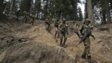 Патруль индийских солдат в окрестностях города Пахалгам, где 22 апреля 2025 года произошла террористическая атака