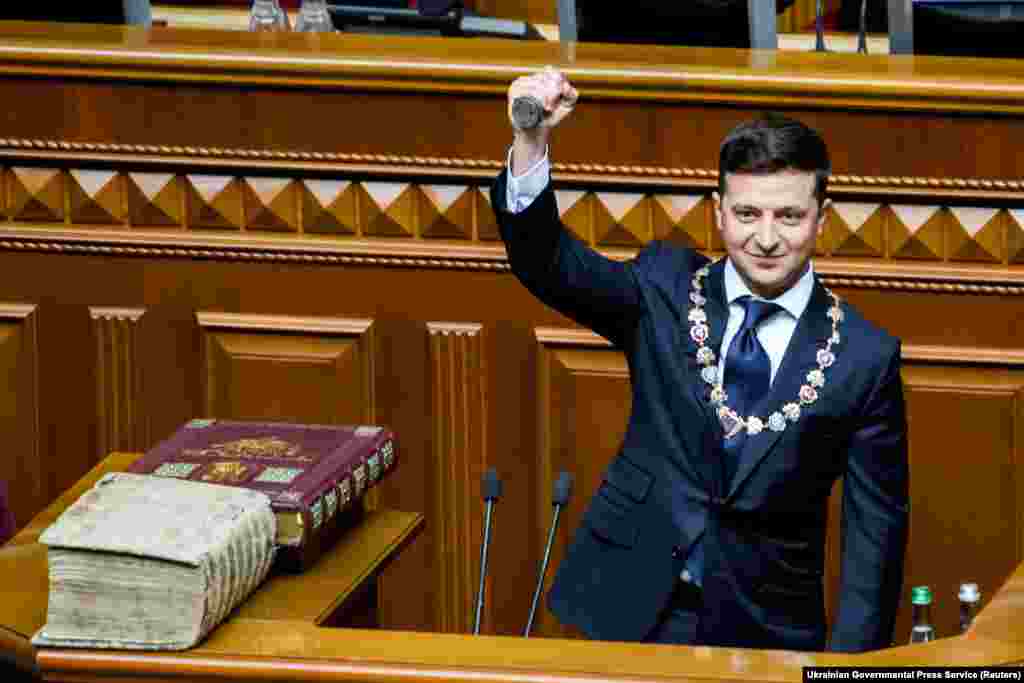 Получил и гербовую печать президента. На ее изготовление ушло полкило серебра. В центре малый государственный герб Украины, по кругу надпись – Президент Украины. Этот символ президент использует для заверения подписи на грамотах, удостоверениях к почетным наградам, также на посланиях главам других государств