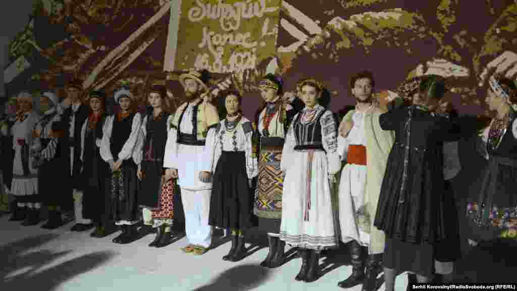 Для вышиванок Львовской области характерен "легкий" рисунок - орнамент геометрический, а фон не заполняется