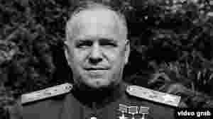 Маршал Георгий Жуков - английский актер Тимоти Далтон. Далтон больше всего известен по роли Джеймса Бонда. Жукова считают главным творцом победы СССР во Второй Мировой войне. Однако это мнение не разделяли в ближайшем окружении Сталина. В 1946 году Жуков был обвинён в незаконном присвоении трофеев и "раздувании своих заслуг в деле разгрома Гитлера": Сталин лично вписал в его дело формулировку "присваивал себе разработку операций, к которым не имел никакого отношения". 