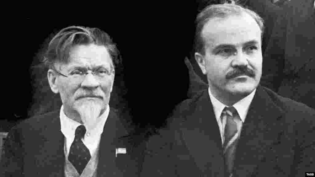 Вячеслав Молотов (на момент смерти Сталина - народный комиссар иностранных дел СССР, на фото - справа, с Михаилом Калининым) — британский актер Майкл Пэлин. Пэлин - один из участников группы "Монти Пайтон", а также был президентом Королевского географического общества: сейчас он в основном занимается телефильмами о путешествиях. Молотов - один из верных соратников Сталина в борьбе с его политическими противниками — именно он начал кампанию против Льва Троцкого, Григория Зиновьева и Льва Каменева. Также именно на его счету самое большое количество подписанных расстрельных списков на высших чиновников (эти документы составлялись для рассмотрения дел в закрытом и упрощенном порядке) - больше чем у самого Сталина 