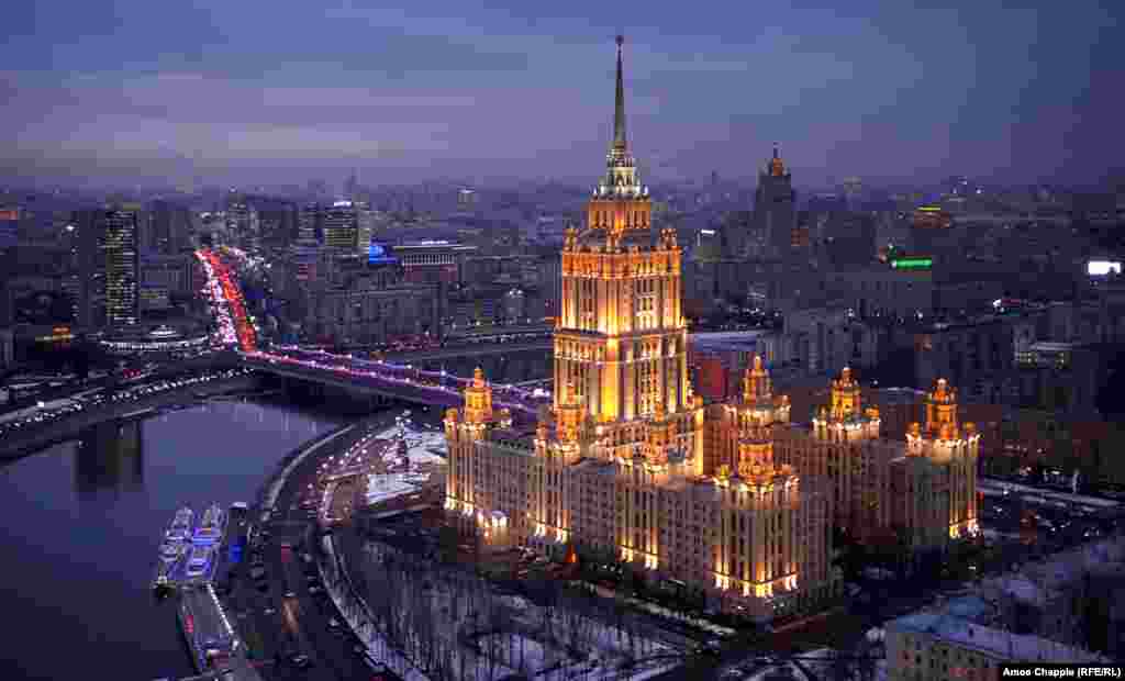 Москва, Россия. Гостиница "Украина", подсвеченная на закате. Эта гостиница – одна из легендарных "семи сестер" – сталинских высоток