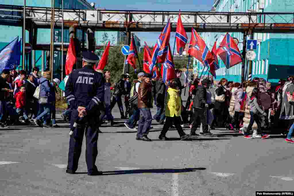 Не обошлось без политической символики. Активисты партий "Родина" и "Единая Россия" пришли агитировать за свои партии перед выборами в сентябре