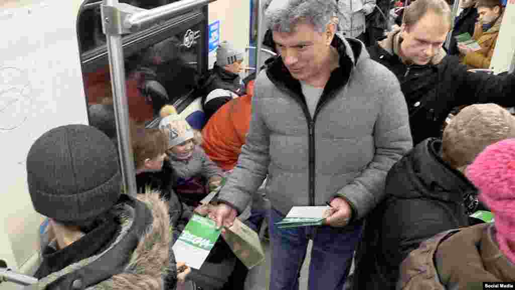 Немцов раздаёт листовки оппозиционного марша "Весна" в Московском метро. Февраль 2015 