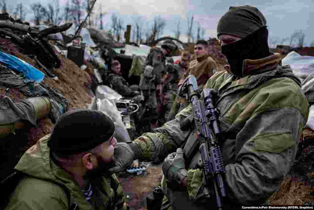 Бойцы украинского батальона "Азов" отдыхают в траншее вблизи Широкино в Донецкой области. 18 апреля 2015 