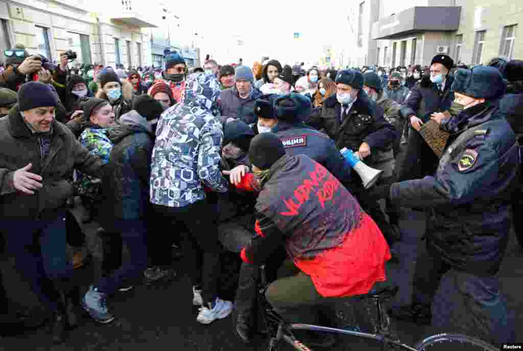 Во Владивостоке, где задержаны 35 человек, возбуждено первое уголовное дело по статье 267.1 Уголовного кодекса РФ ("Действия, угрожающие безопасной эксплуатации транспортных средств") – соответствующий закон вступил в силу в 2021 году, сообщают правозащитники из "Апология протеста"