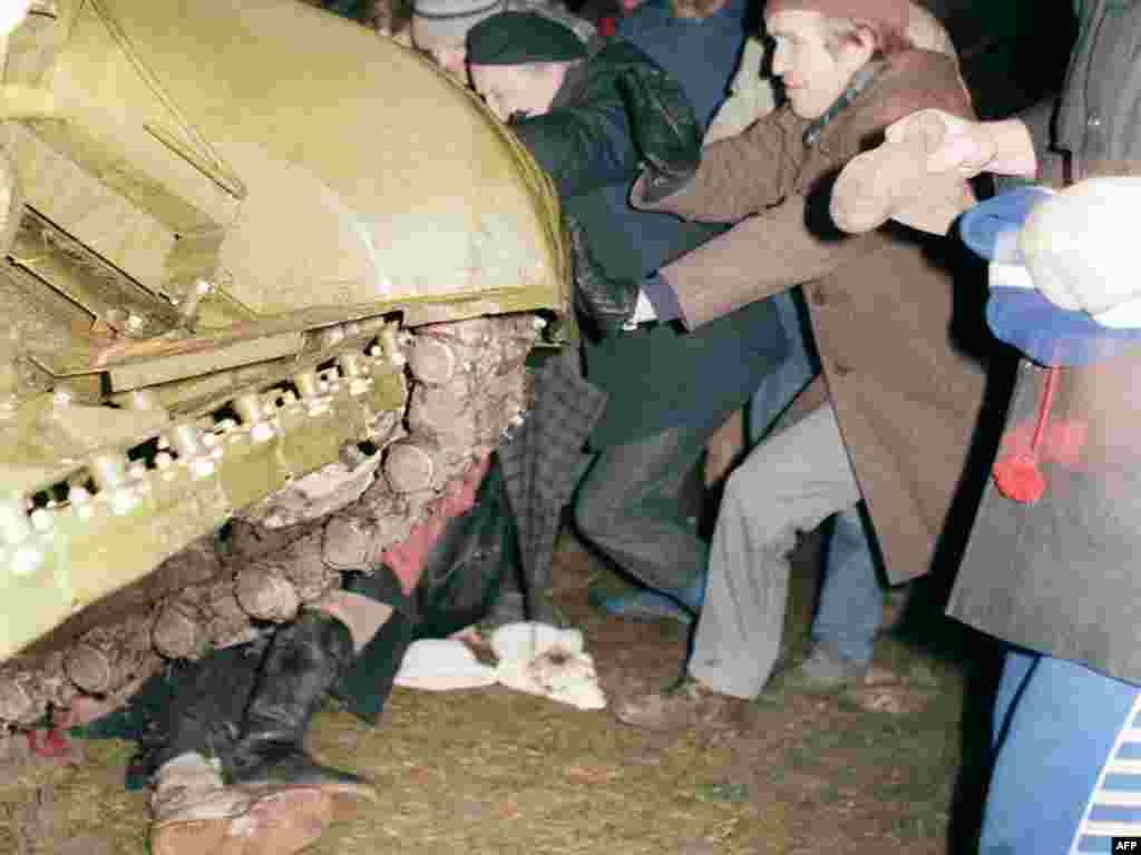 В январе 1991 года Литва провозгласила свою независимость. В попытках попрепятствовать отделению и других стран Балтии от СССР, Кремль ввел войска в Вильнюс. Погибли 13 человек. Черный юмор тех времен переименовал начатую Горбачевым перестройку в "перестрелку"