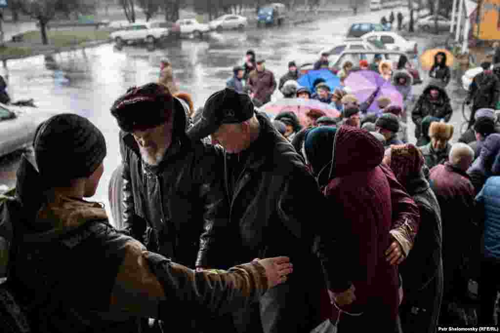 Жители Дебальцево стоят в очереди за хлебом 