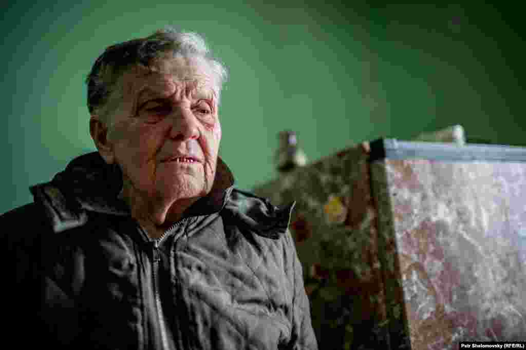 78-летняя Катерина Егоровна Мороз в своем поврежденном доме. Дебальцево. 
