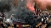 В парламенте Сербии оппозиционные депутаты зажгли дымовые шашки и развернули баннер "Сербия восстает, чтобы свергнуть режим"