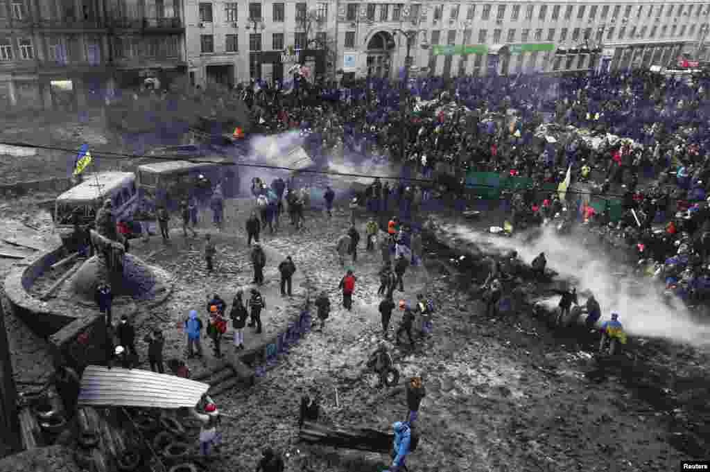 Жители Киева подтянулись к месту столкновения протестующих и силовиков на улицу Грушевского. 23 января 2014