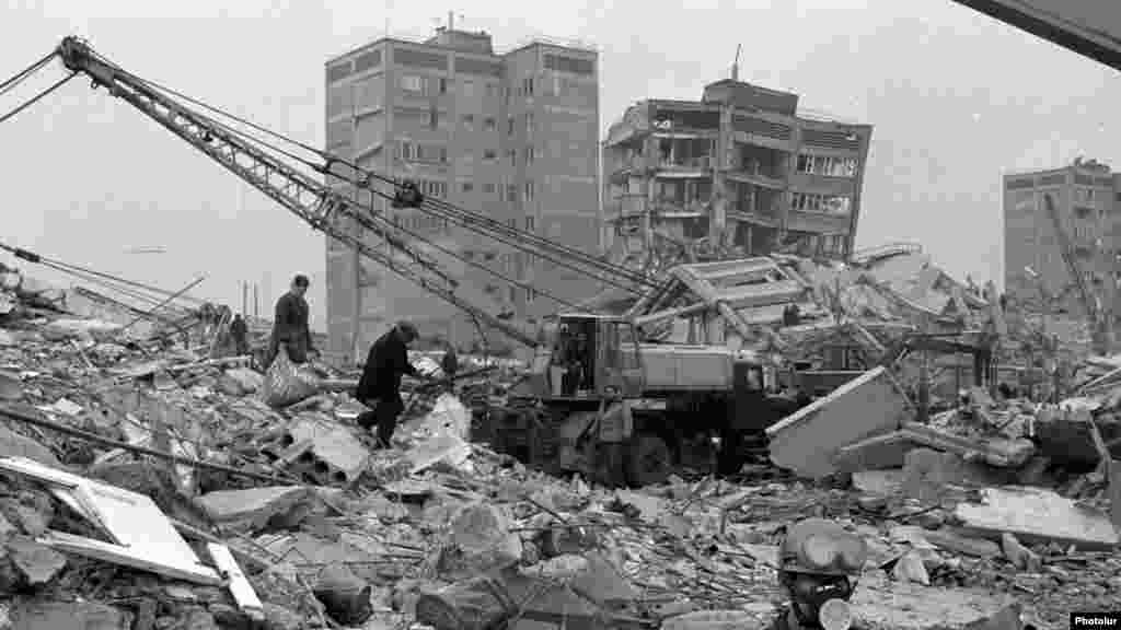 Декабрь 1988 года: землетрясение в Армении. Меньше чем за 20 секунд целые жилые кварталы городов Ленинакан, Кировокан и Спитак превратились в груды развалин. Тогда погибли свыше 30 тысяч человек, а еще больше остались без крова 
