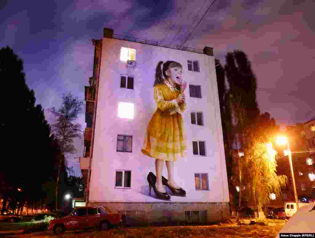 "Поющая девушка" Саши Корбана. Художник бежал с востока страны, где развернулась война. До того, как стать художником, Корбан работал шахтером