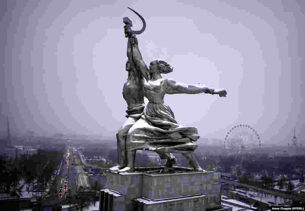 Москва, Россия. Статуя Рабочего и Колхозницы из нержавеющей стали, широко шагающих в светлое будущее 