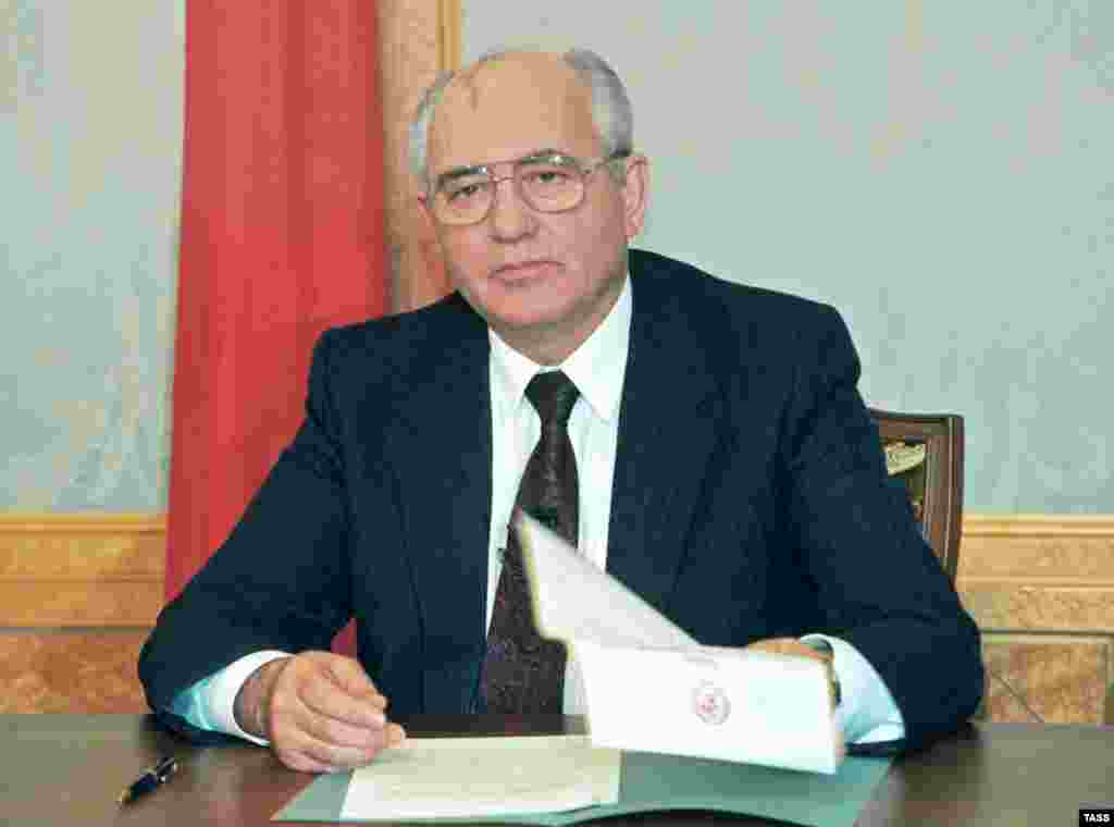 Декабрь 1991 года. Михаил Горбачев подает в отставку с поста президента СССР – государства, которое к тому моменту перестало существовать даже формально. Лауреат Нобелевской премии мира (1990), пользовавшийся большей популярностью на Западе, чем в собственной стране, Горбачев до последнего верил, что коммунистическую систему возможно реформировать. Но начатые им преобразования быстро вышли из-под контроля