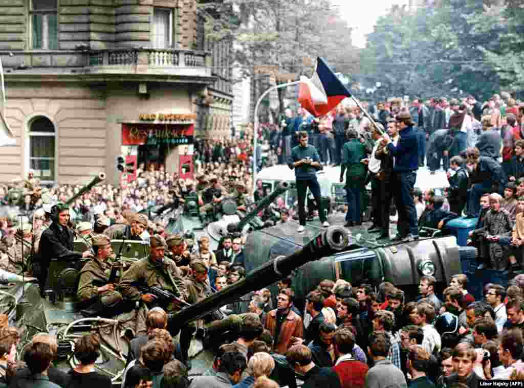 В августе 1968 года около 7 тысяч советских танков вошли в Чехословакию, чтобы свернуть демократические реформы, начатые первым секретарем чехословацкой Коммунистической партии Александром Дубчеком (так называемый "социализм с человеческим лицом")