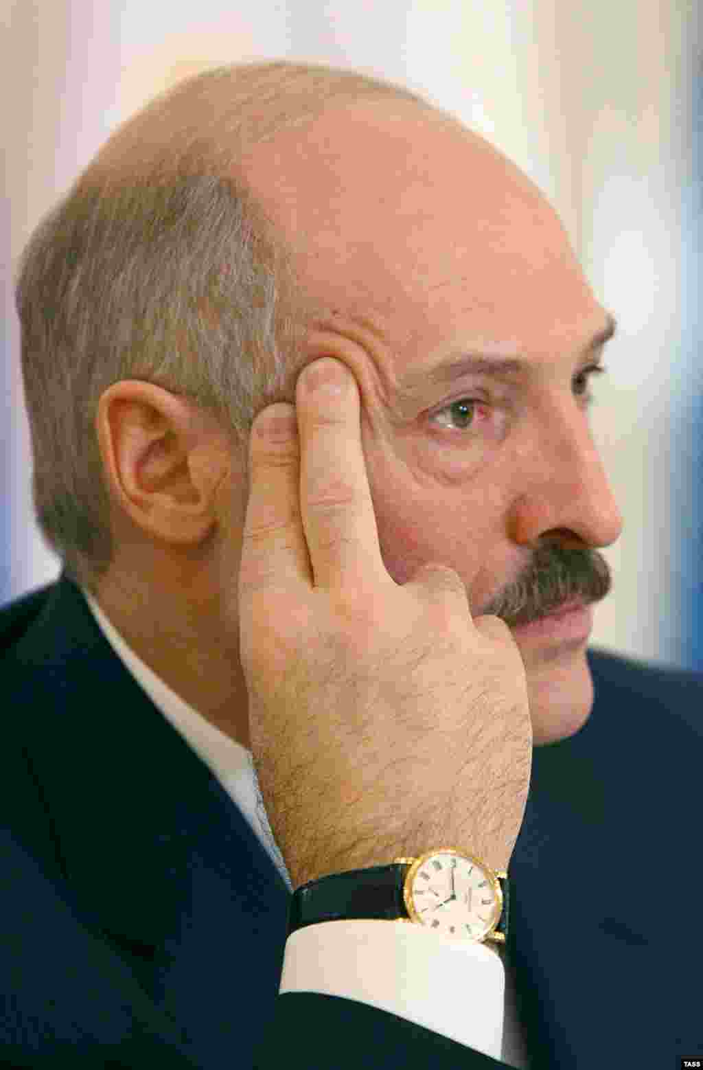 "Бережливый" президент Беларуси Александр Лукашенко, вероятно, задумался, стоит ли ему купить еще одни часы за $17 тыс. Источник: оппозиционная инициатива Хартия'97